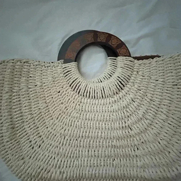 COLDWATER CREEK HALF MOON-CROCHET STYLE PURSE GOLD LINING WOOD LOOK HANDLES - Picture 3 of 5